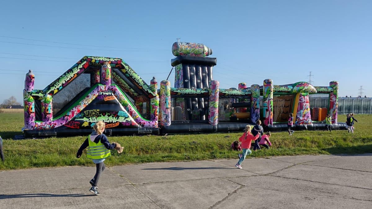 Kinderen spelen op een springkasteel