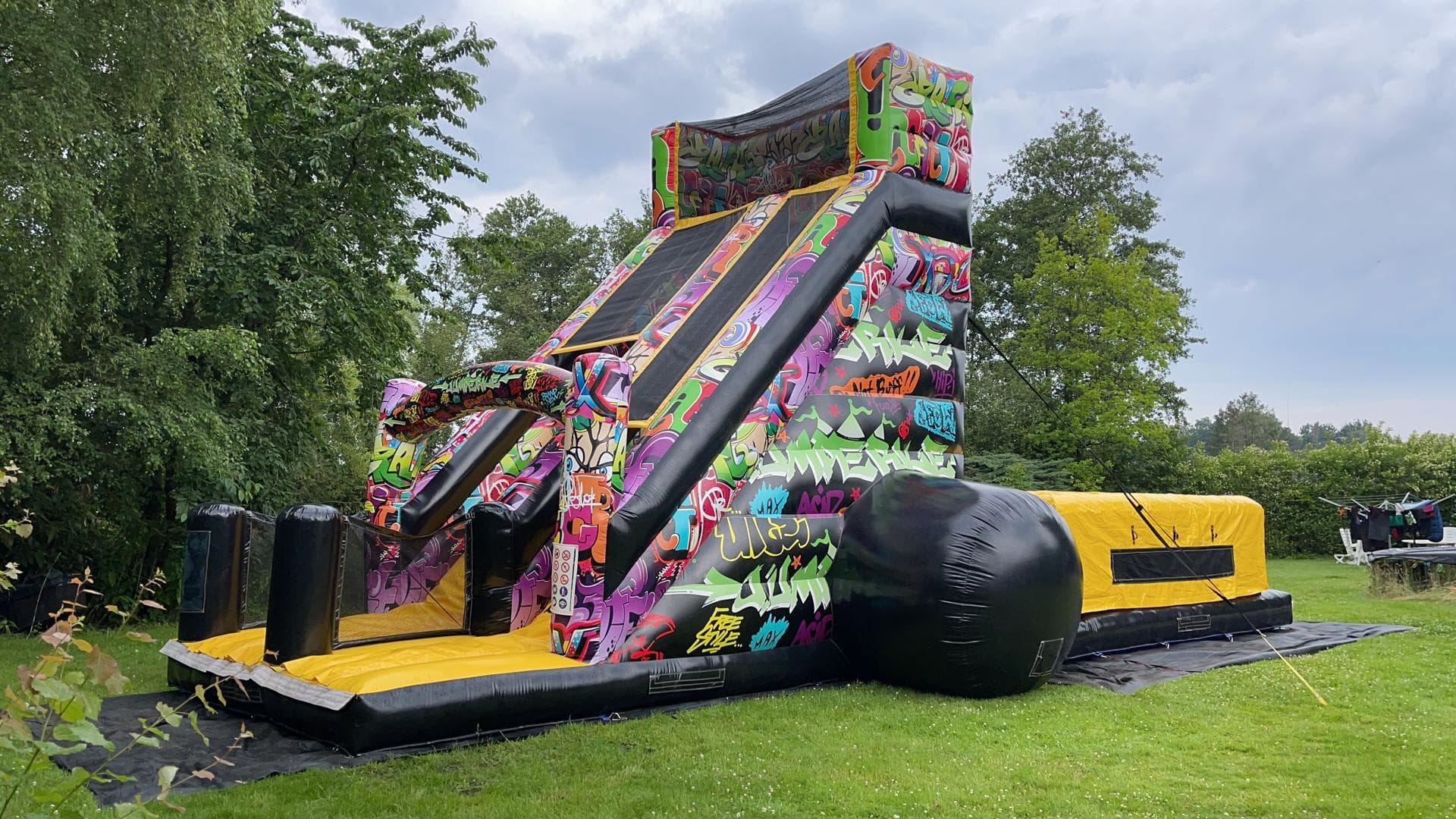 Basejump XXL slide graffiti Attracties en spelen Basejump met glijbaan Jumperke