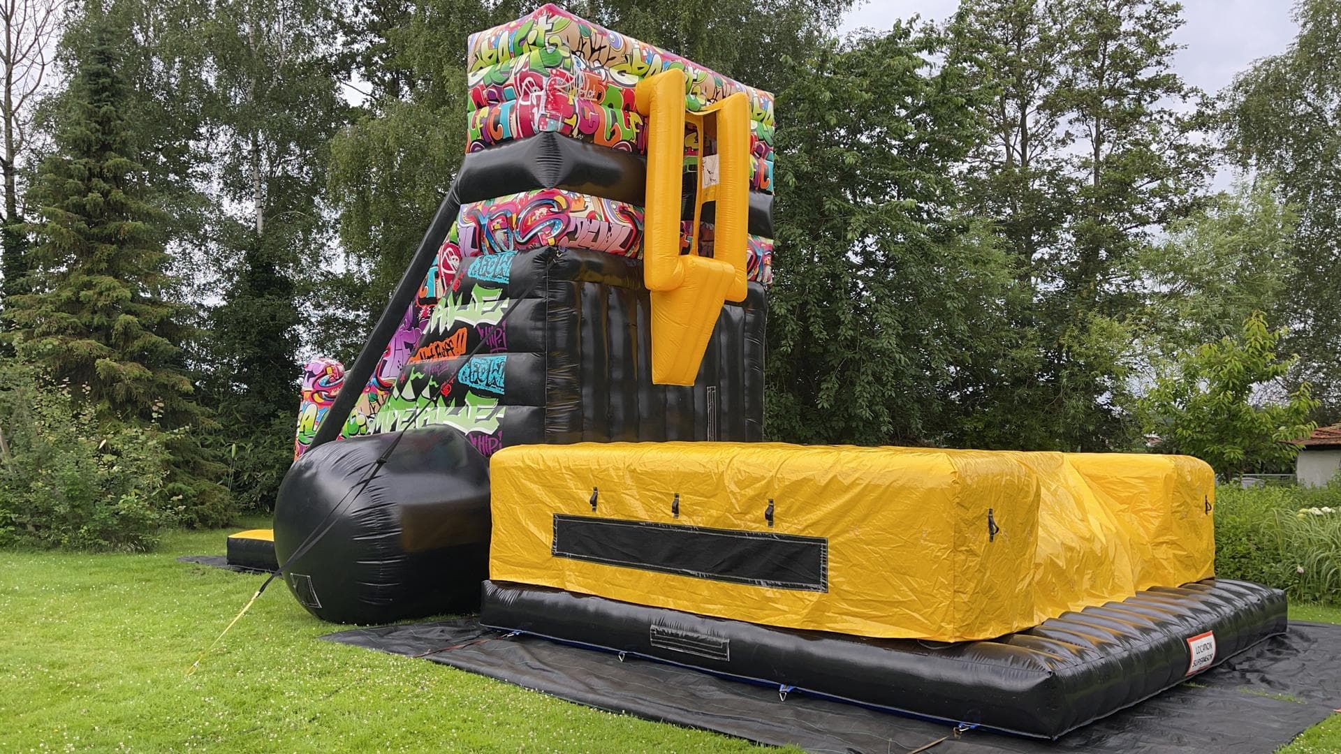 Basejump XXL slide graffiti Attracties en spelen Basejump met glijbaan Jumperke